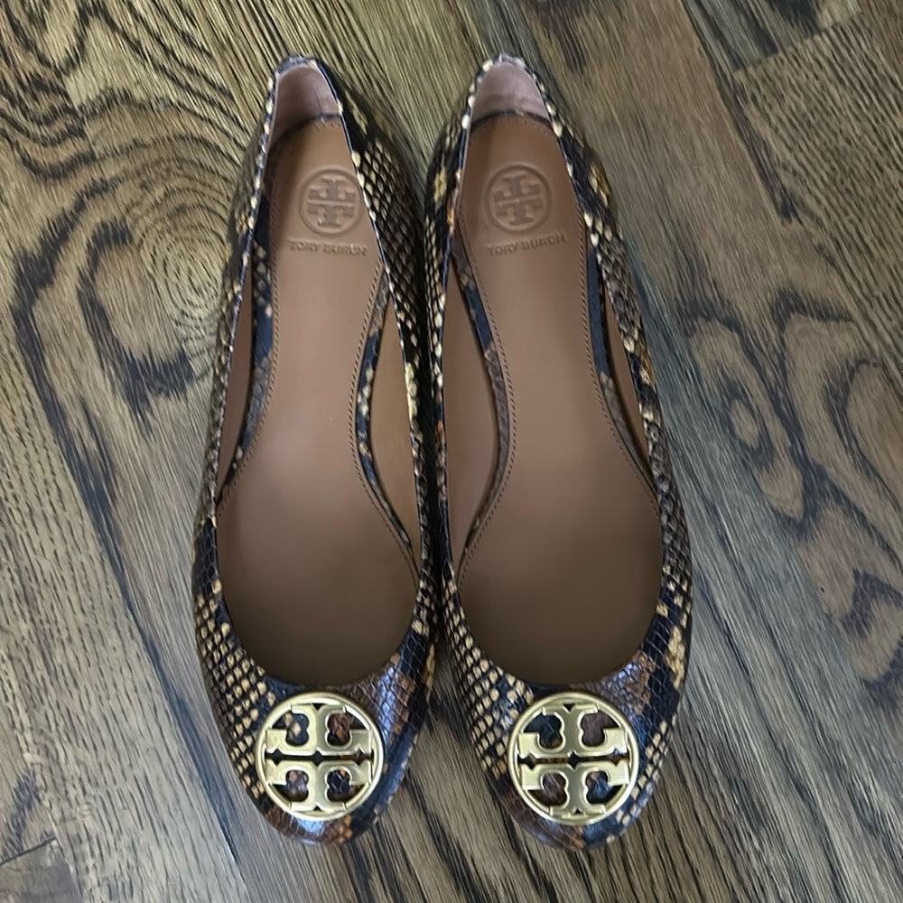 Like New Tory Burch ballet flat shoes. Mustard and brown. Worn once. No box